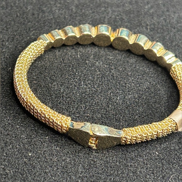 Nwt- Chico's Gold Tone Oval Mirabelle Mesh 6.25” Clamper Bangle Bracelet - Picture 4 of 6